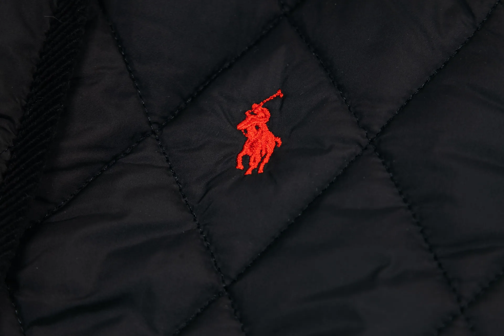 P330 Model No.: G130 Ralph Lauren New Ralph Lauren chest logo embroidery diamond plaid lapel corduroy cotton jacket 1️⃣Selected high-quality high-elastic cotton, perfect control of workmanship details, exquisite small logo embroidery on the chest, corduroy color-blocked lapels, pocket design full of details, highlighting personality! The version is simple but not simple! 3️⃣It is very youthful and energetic, and can be easily worn by both men and women. It is very in line with the fashion aesthetic concepts of today's young people! 4️⃣A full set of customized accessories, complete with three standards, same style for men and women, a must-have for couples! Color: black, navy blue, apricot Size: S, M, L, XL